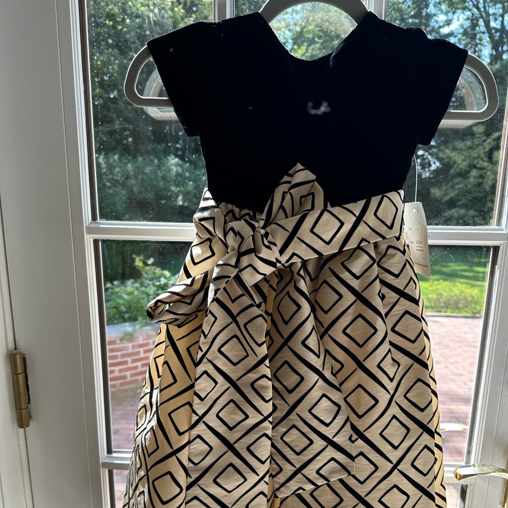 New, gorgeous girls’ formal dress. Size 5 (girls).